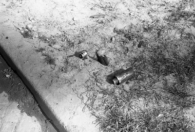 811287 Afbeelding aan gevonden projectiel, op de Kernkade te Utrecht, na de ontploffing van een munitieschip in de Kernhaven.
